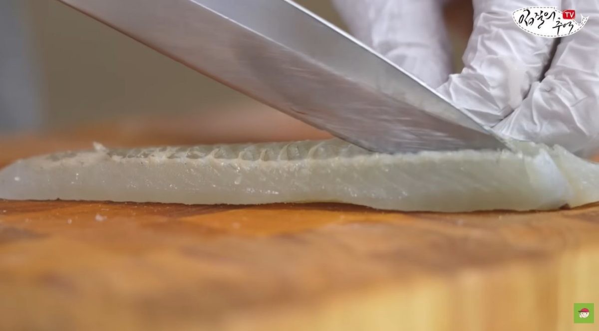 도다리를 손질하는 모습. / 유튜브 '입질의추억TV jiminTV'