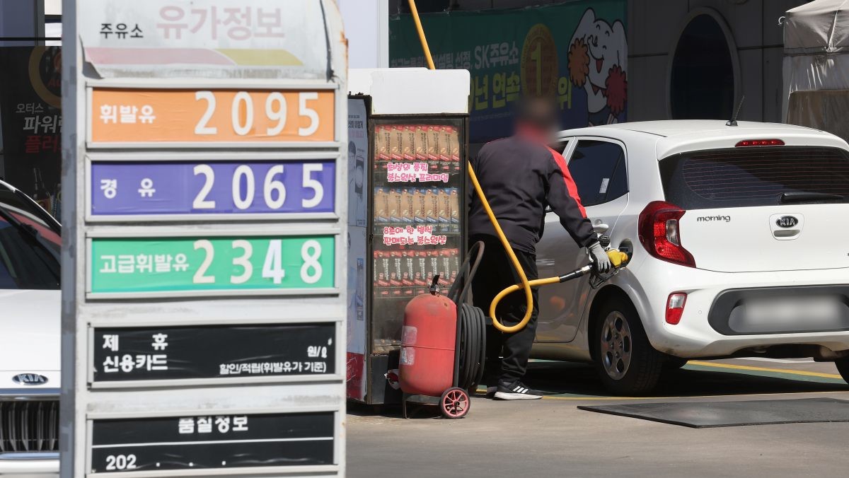 이날 서울 시내 한 주유소에 기름값 안내문이 놓여 있다. / 연합뉴스