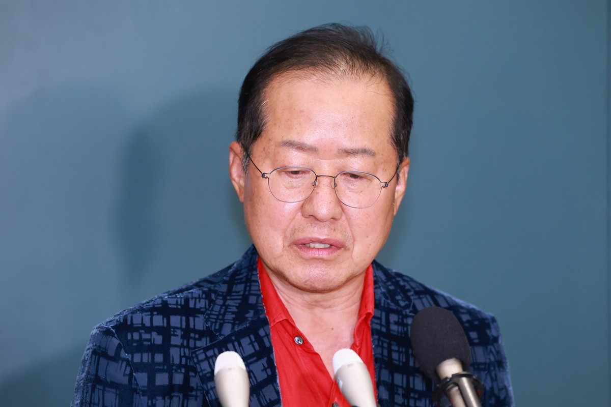 홍준표 전 대구시장 자료 사진. 홍준표 전 시장은 11일 페이스북에 올린 글에서 '30년 만에 선거(6·3 지방선거)에서 해방된 올해 봄은 참 편안하게 맞이하는 봄날“이라고 말했다. 그러면서 “잡새들의 조잘거림은 무시해도 되고 시장에 나가도 사람들의 눈치를 볼 필요가 없어 좋다'라고 했다. 홍 전 시장은 '숨 막히는 다툼에서 벗어나서 좋고 거짓뉴스 만들어 비방으로 잔돈이나 버는 틀튜버들 꼴을 안 봐도 되니 좋다'라며 '제일 좋은 건 사람 같지 않은 정치인들을 상대하지 않아 참 좋다'라고 밝혔다. / 연합뉴스