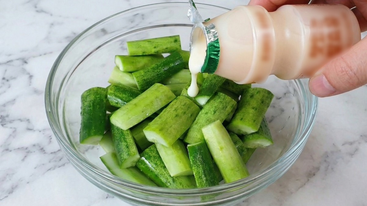 AI가 생성한 자료사진. 요구르트를 오이 무침 양념 재료로 사용한다.