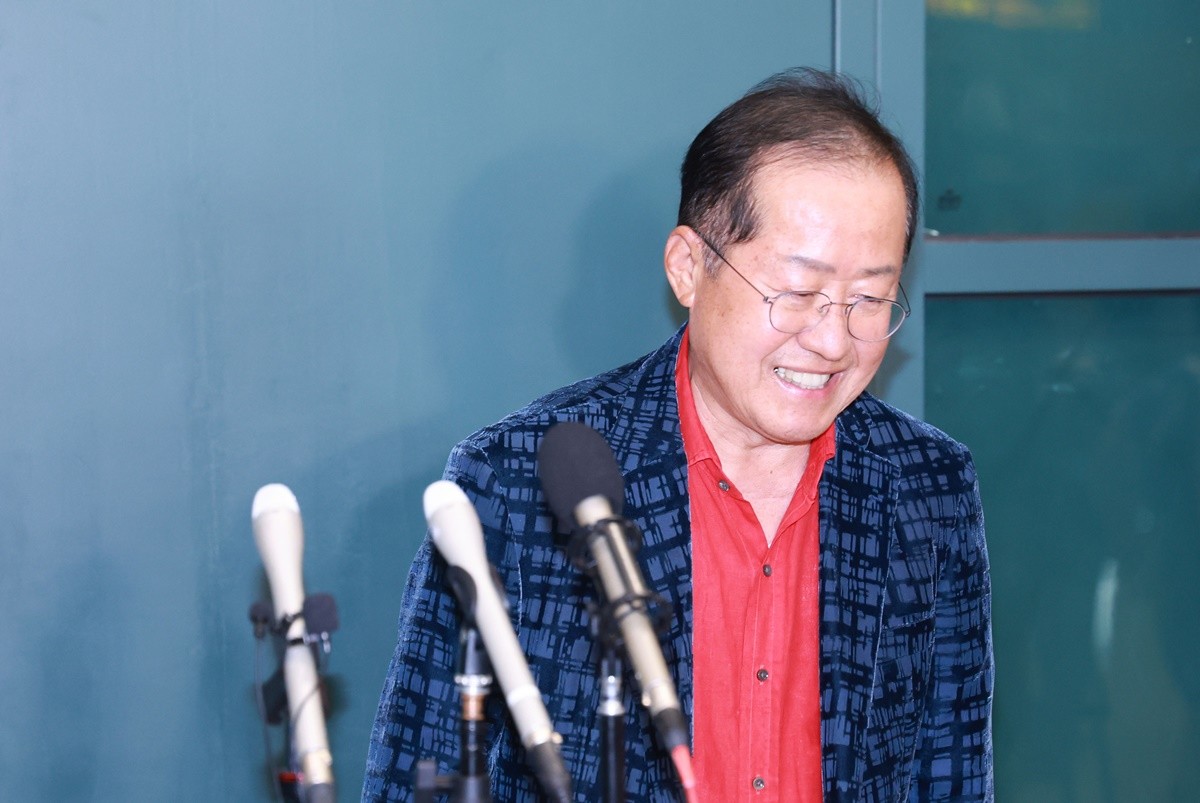 홍준표 전 대구시장 자료 사진. 홍준표 전 시장은 11일 페이스북에 올린 글에서 '30년 만에 선거(6·3 지방선거)에서 해방된 올해 봄은 참 편안하게 맞이하는 봄날“이라고 말했다. 그러면서 “잡새들의 조잘거림은 무시해도 되고 시장에 나가도 사람들의 눈치를 볼 필요가 없어 좋다'라고 했다. 홍 전 시장은 '숨 막히는 다툼에서 벗어나서 좋고 거짓뉴스 만들어 비방으로 잔돈이나 버는 틀튜버들 꼴을 안 봐도 되니 좋다'라며 '제일 좋은 건 사람 같지 않은 정치인들을 상대하지 않아 참 좋다'라고 밝혔다. / 연합뉴스