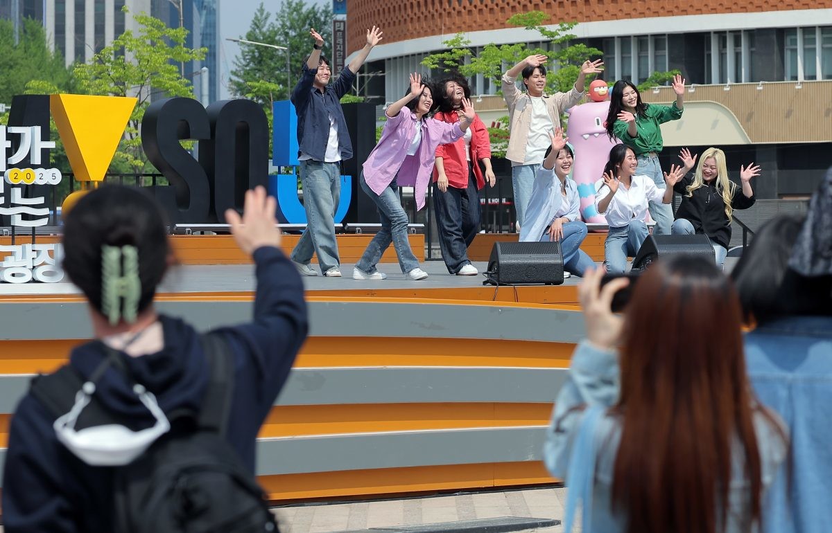 시민들이 청년들이 펼치는 뮤지컬 공연에 박수를 보내고 있는 모습. 자료사진. / 뉴스1