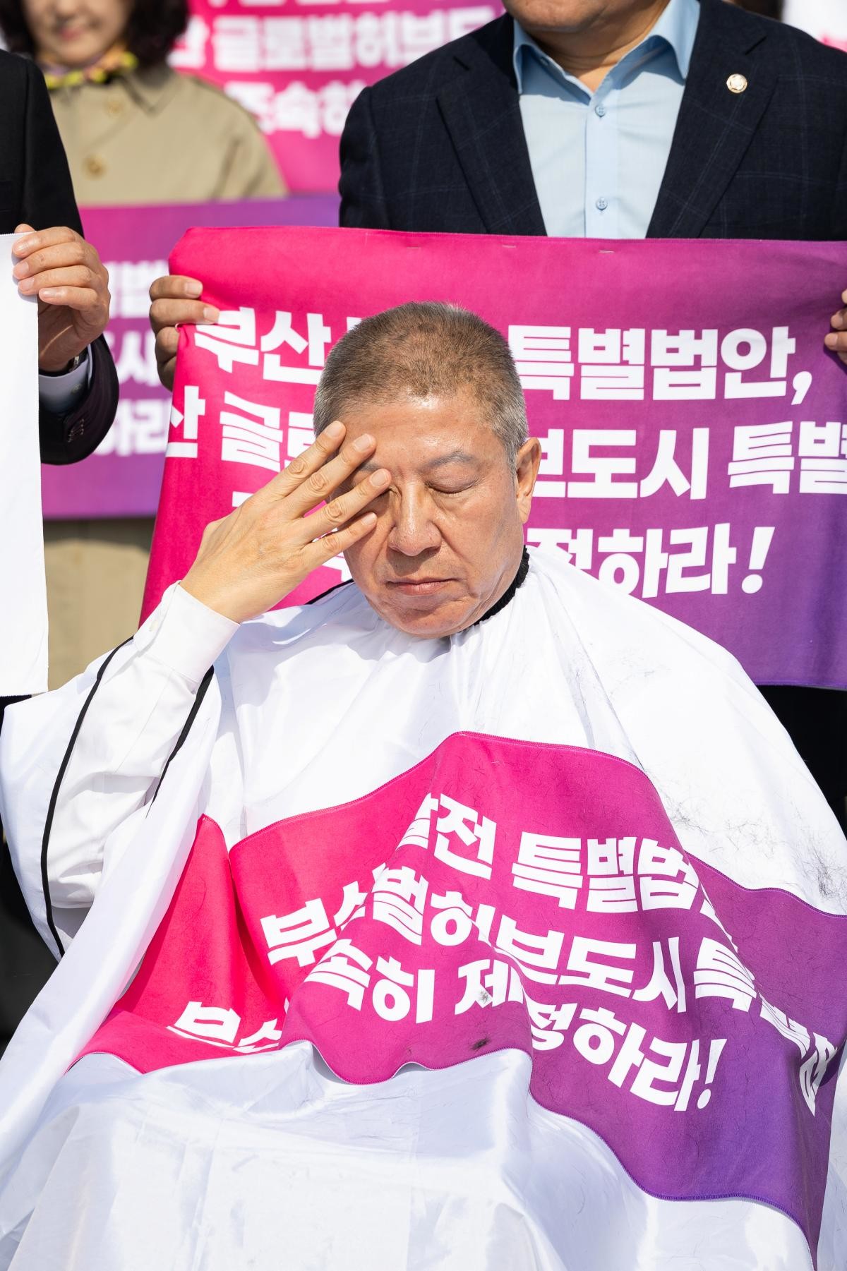 지난달 23일 박형준 부산시장이 '부산 글로벌허브도시 조성에 관한 특별법안' 제정을 촉구하며 삭발하는 모습. / 뉴스1