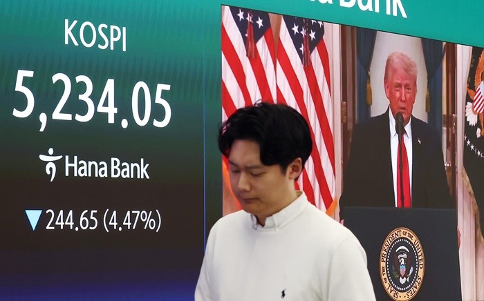 코스피·코스닥 지수가 급락하면서 매도 사이드카(프로그램 매도호가 일시 효력 정지)가 발동된 2일 오후 서울 중구 하나은행 딜링룸에 도널드 트럼프 미국 대통령의 이란 전쟁 관련 대국민 연설 뉴스가 나오고 있다. 이날 코스피는 전 거래일(5478.70)보다 244.65포인트(4.47%) 내린 5234.05, 코스닥 지수는 전 거래일(1116.18)보다 59.84포인트(5.36%) 하락한 1056.34에 거래를 마쳤다. 원·달러 환율은 전 거래일(1501.3원)보다 18.4원 오른 1519.7원에 주간 거래를 마감했다. 2026.4.2 / 뉴스1