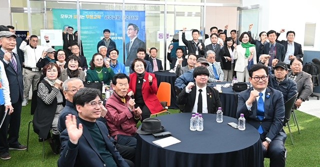 정성홍 전남광주특별시 교육감 후보가 4월 11일 광주시 북구 첨단연신로 센트럴스퀘어에서 선거사무소를 열고 참석자들과 기념촬영을 하고있다. / 노해섭 기자