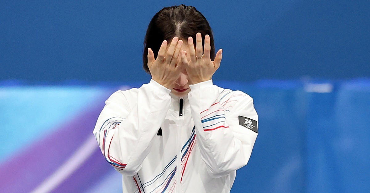 이탈리아 밀라노 아이스스케이팅 아레나에서 열린 2026 밀라노·코르티나담페초 동계올림픽 쇼트트랙 여자 1500m에서 은메달을 획득한 최민정이 시상대에서 눈물을 닦고 있다. / 뉴스1