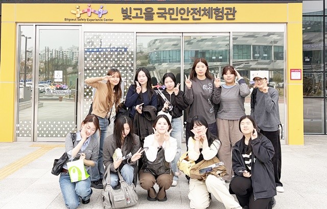 광주여자대학교(총장 이선재) 초등특수교육과는 1학년 학생들을 대상으로 전공선택 교과목 ‘안전교육’과 연계한 비교과 체험 프로그램의 일환으로 지난 3일 빛고을안전체험관 견학을 실시했다./광주여대