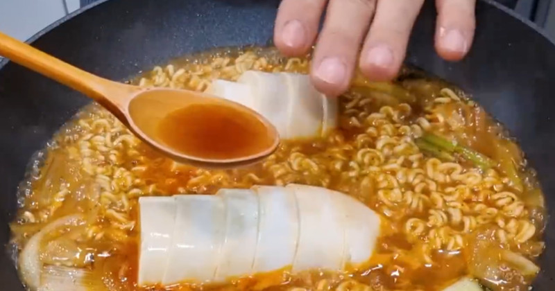 순두부 라면에 '이것' 1스푼...'국물 맛'에 절로 감탄이 쏟아집니다 