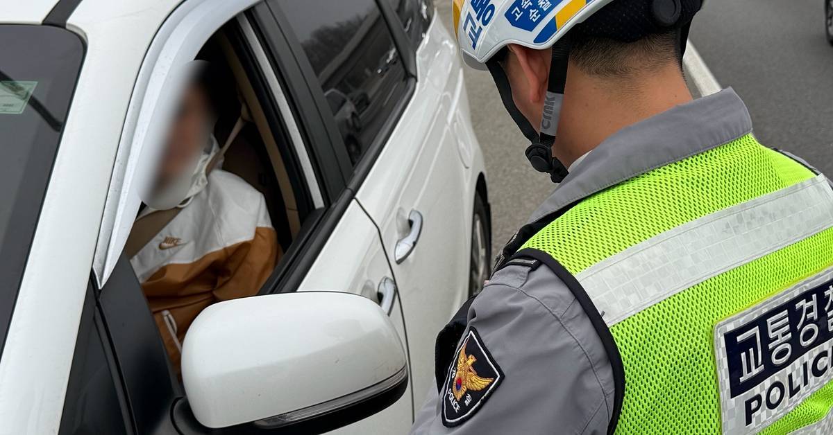 무심코 했다가 바로 범칙금...주말 도로서 운전자 줄줄이 적발된 '이것'