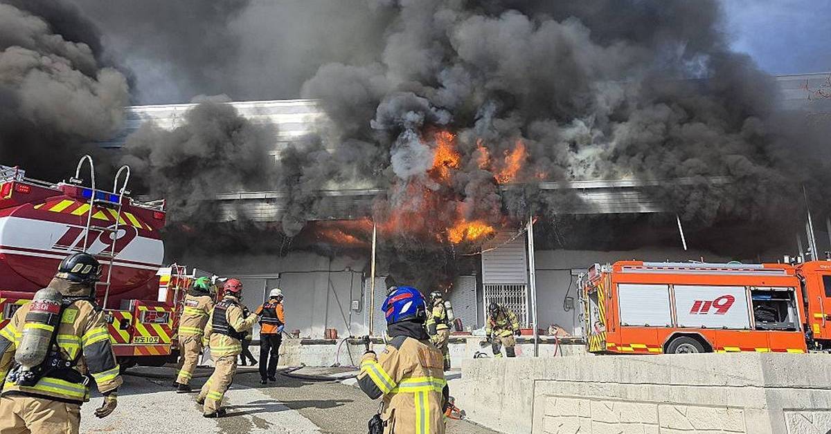 출동 소방관 2명 사망 '참변'...완도 창고 화재 원인 알려졌다