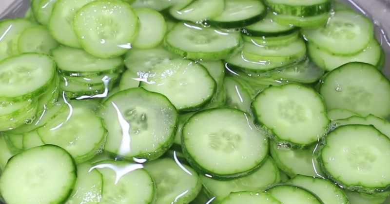 오이를 일단 사서 '프라이팬'에 깔아 보세요...돈 굳는 반찬으로 '최고'입니다 