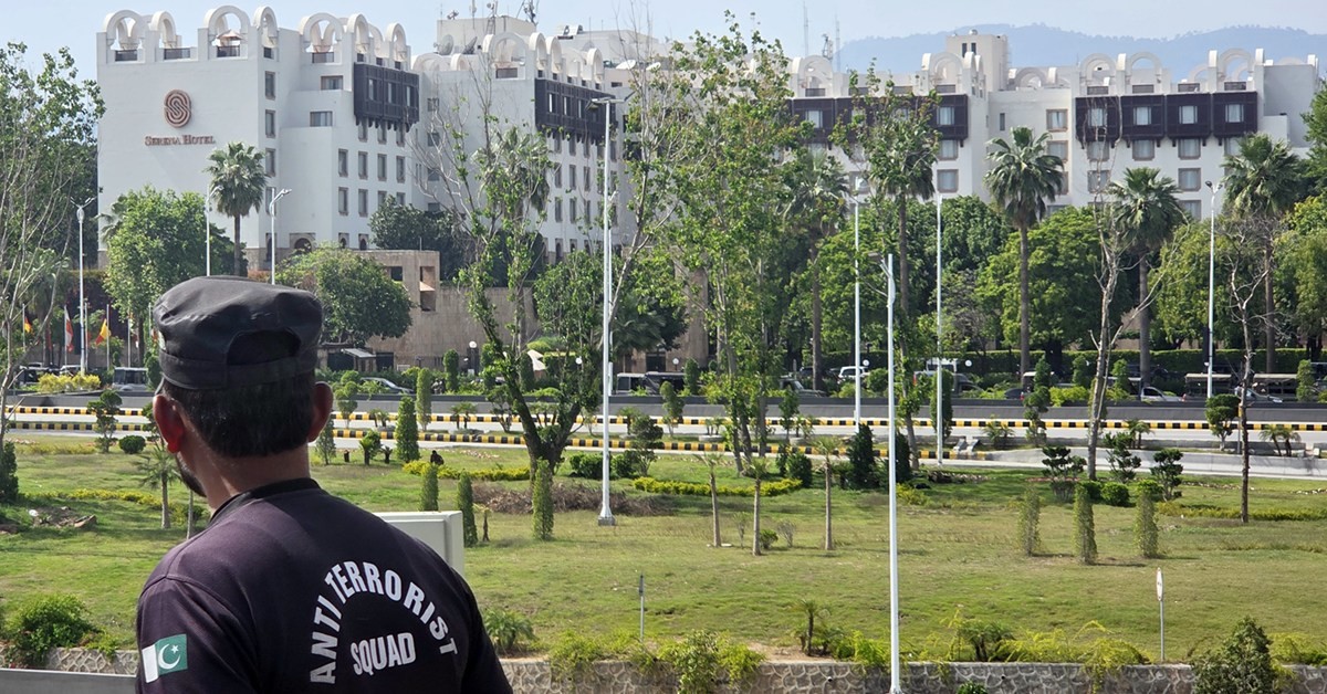 11일(현지 시각) 미국과 이란의 첫 종전 협상이 열릴 파키스탄 세레나 호텔 인근에서 현지 경찰이 경계 근무를 하고 있다. / 연합뉴스