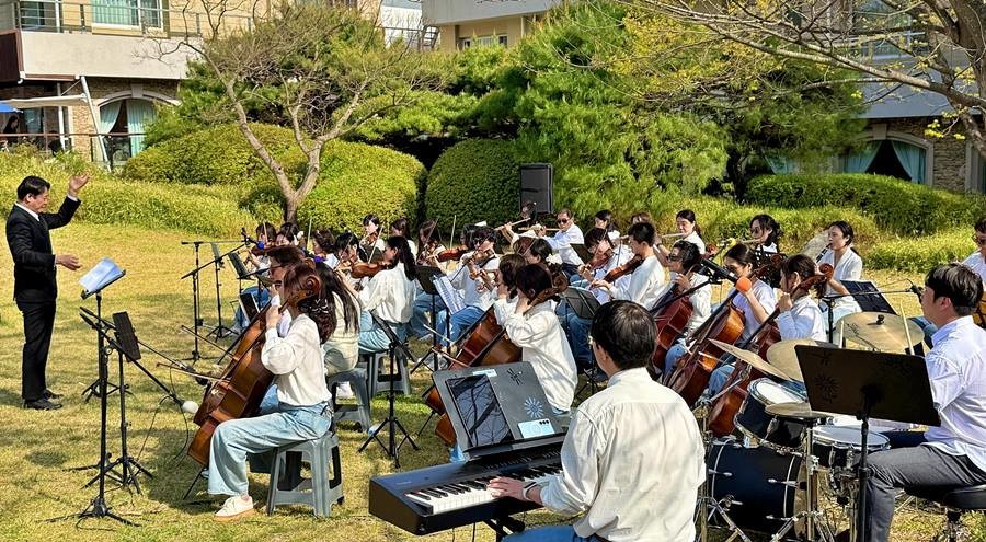 지난 11일, 포항제철소 포스필하모닉오케스트라가 포항 호텔 영일대 잔디광장에서 찾아가는 클래식 ‘영일대 블라썸’ 연주회를 진행했다./이하 포스코