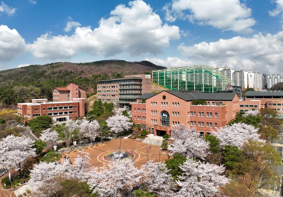 계명문화대학교가 운영하는 프로그램이 문화체육관광부와 한국문화예술교육진흥원이 주관하는 '2026 마음치유, 봄처럼' 운영사업에 선정됐다. 사진은 계명문화대 전경 / 계명문화대 제공
