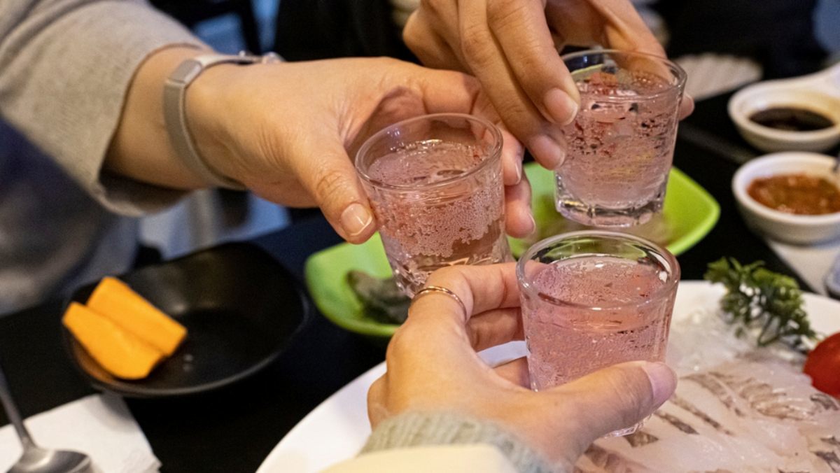 ‘부어라 마셔라’는 끝났다… 국내 주류 업계, ‘양’에서 ‘질’로 체질 개선 절실