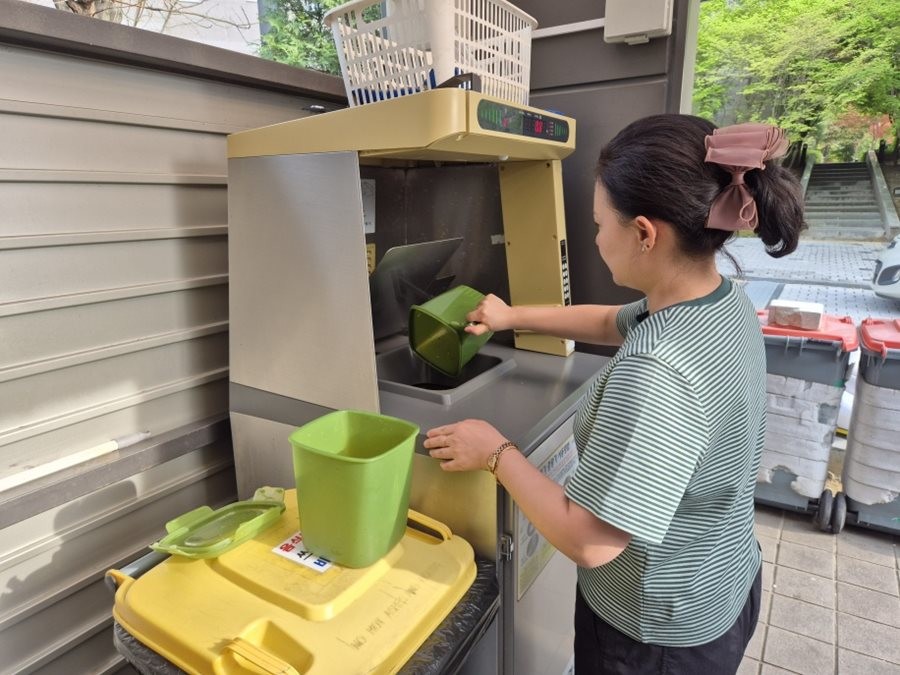 대구 달성군이 무선 주파수 인식(RFID) 기반 음식물 종량기가 설치된 공동주택을 대상으로 ‘음식물 쓰레기 감량 경진대회’를 연다. 사진은 달성군의 한 아파트 단지에서 주민이 RFID 기반 종량기에 음식물 쓰레기를 배출하는 모습      / 대구 달성군 제공