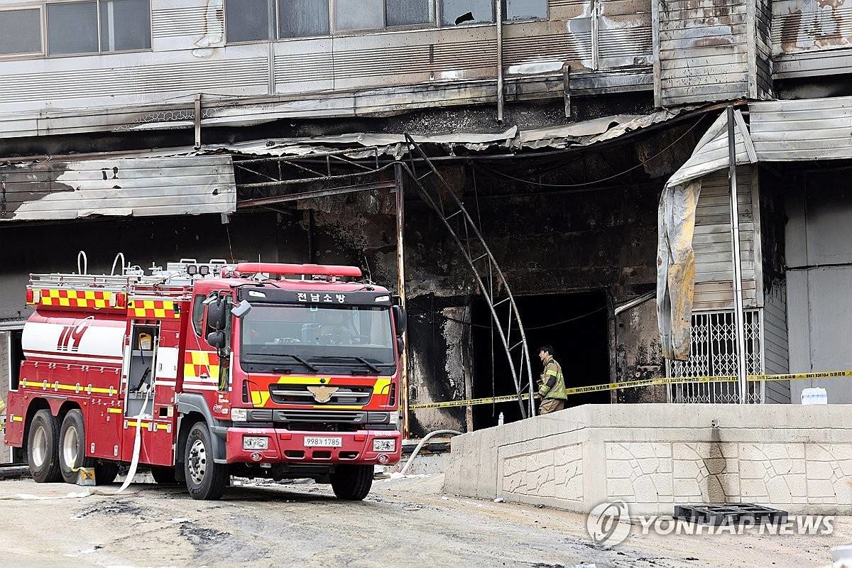 12일 전남 완도군 군외면 한 수산물 가공업체에서 화재 조사가 이뤄지고 있다. 이날 오전 8시 25분께 공장 냉동창고에서 난 불로 내부에 진입하던 소방관 2명이 숨졌다 / 연합뉴스