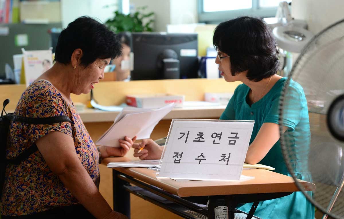 서울 마포구 성산2동 주민센터에서 한 어르신이 기초연금 수급 관련 상담을 받고 있다. / 뉴스1