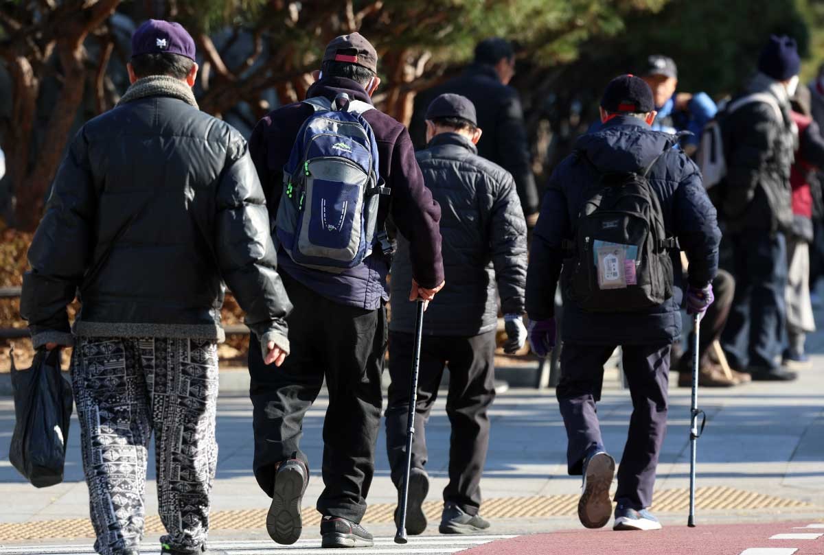 '65세 이상 1인가구 월소득 228만원 이하면 기초연금 받는다' 지난해 1월 2일 서울 종로구에서 노인들이 이동하고 있다. 올해 월 소득이 228만 원 이하인 노인 단독가구는 기초연금을 받을 수 있다. 보건복지부는 지난 1일 올해 기초연금 선정기준액을 단독가구 월 228만 원, 부부가구 월 364만 8000원으로 결정한다고 밝혔다. 노인 가구별 월 소득인정액이 해당 선정기준액 이하면 기초연금을 받을 수 있다. / 뉴스1