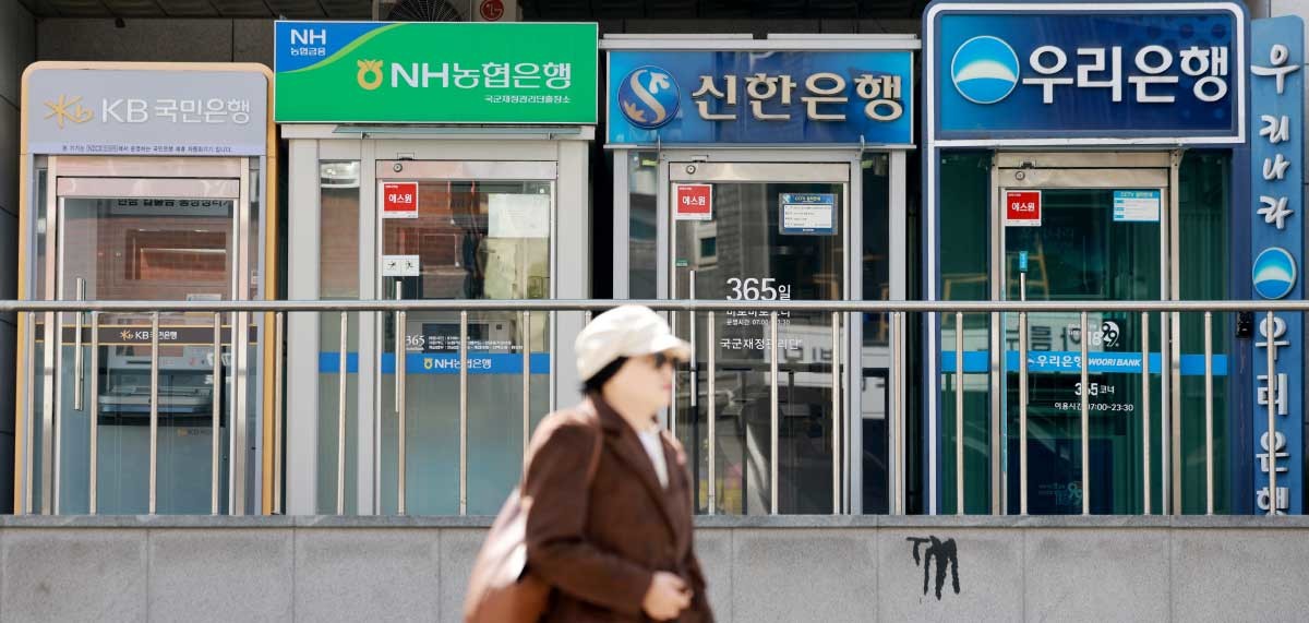 은행당국이 전 금융권 가계대출 증가율 목표치를 1.5%로 좁힌 12일 서울 시내의 주요 은행 ATM기기들이 운영되고 있다. 이날 금융권에 따르면 금융위원회는 지난 1일 올해 가계대출 증가율을 지난해(1.7%)보다 낮은 1.5% 수준으로 억제하겠다는 내용의 ‘2026년 가계부채 관리 방안’을 발표했다. / 뉴스1