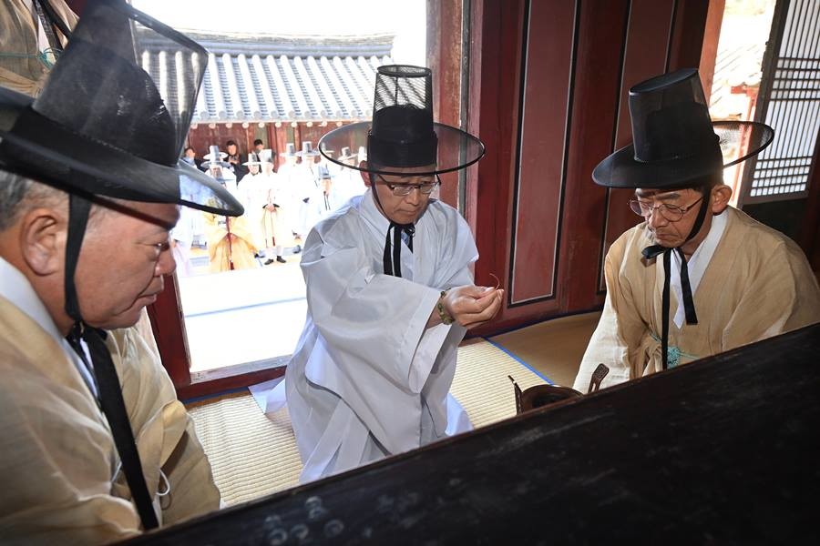 도산서원 상덕사(尙德祠)에서 거행된 의식행사인 고유(아룀)