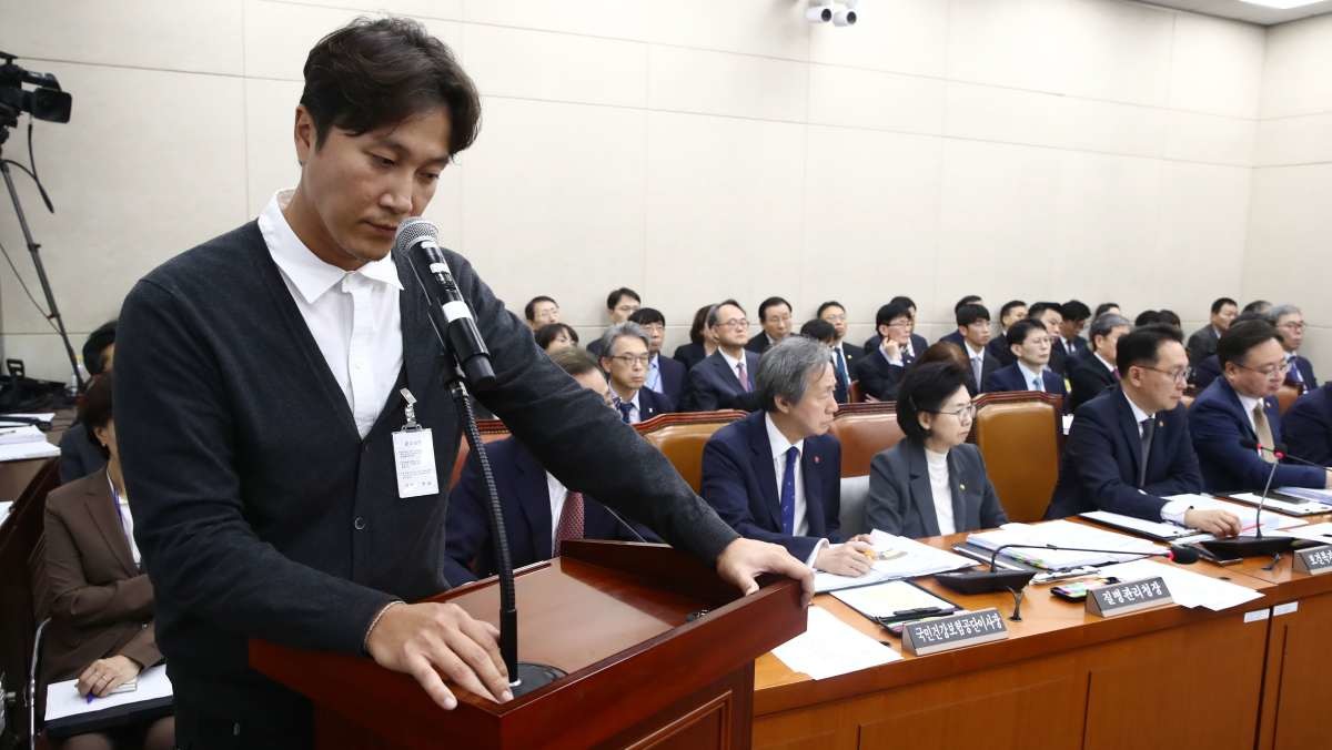 2024년 10월 방송인 겸 정신건강의학과 전문의 양재웅 씨가 서울 여의도 국회에서 열린 보건복지위원회의 복지부 등에 대한 종합 국정감사에 증인으로 출석해 자신의 병원에서 발생한 환자 사망 사고와 관련한 의원 질의를 듣고 있다. / 뉴스1