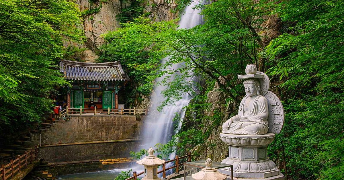 입장료도 주차비도 0원?… 한국서 보기 드문 ‘3단 폭포’ 품은 절벽 위 사찰