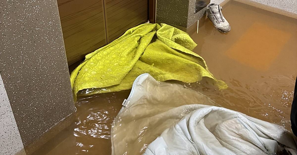 한밤중 12층 아파트 안방 천장서 '물벼락'…한때 주민 30여 명 대피