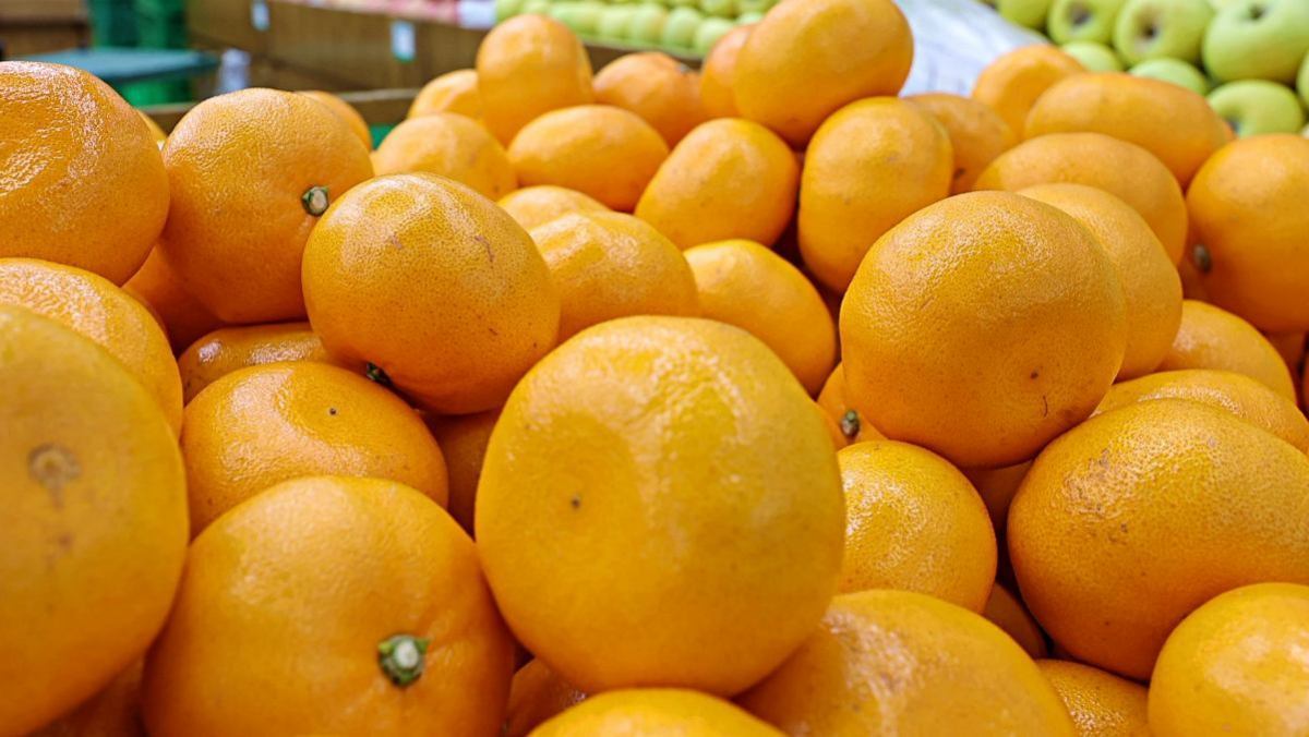 귤처럼 생겼는데 잘 안 까지는 천혜향…껍질 쉽게 까는 '가장 쉬운 방법'