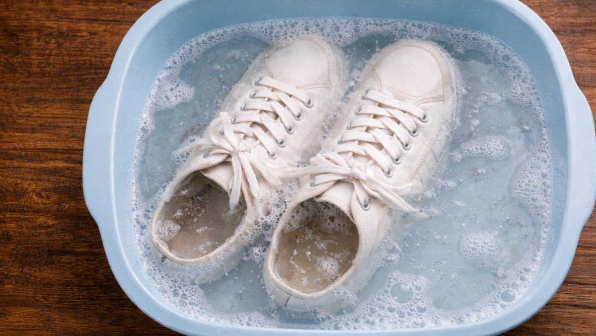 신발 오래 신고 싶다면 '여기에' 푹 담가 보세요…굳이 새로 살 필요 없습니다 