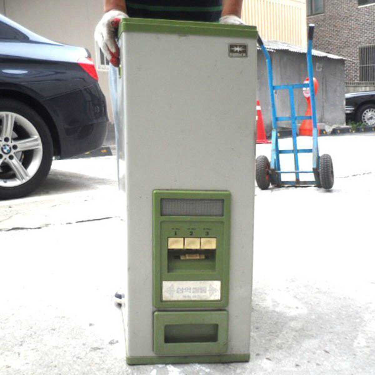 쌀통을 옮기는 모습. / 온라인 커뮤니티