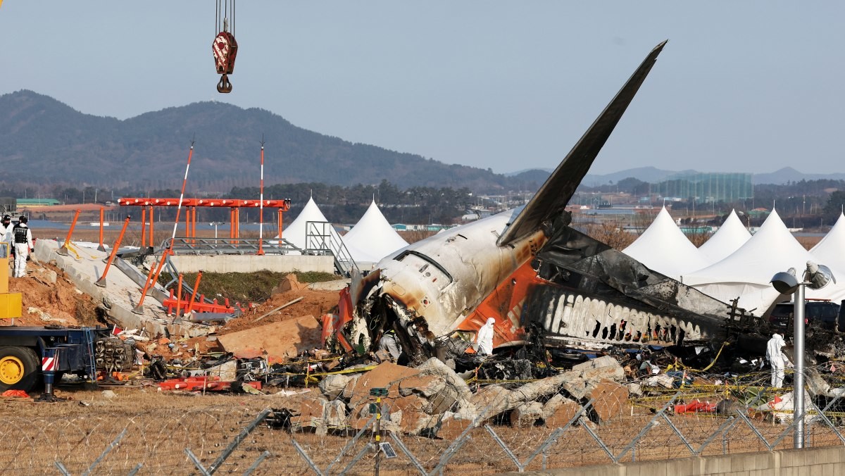 전남 무안국제공항 여객기 참사 현장에 사고 여객기와 충돌로 부서진 로컬라이저(방위각 시설)의 잔해가 놓여있다. / 뉴스1