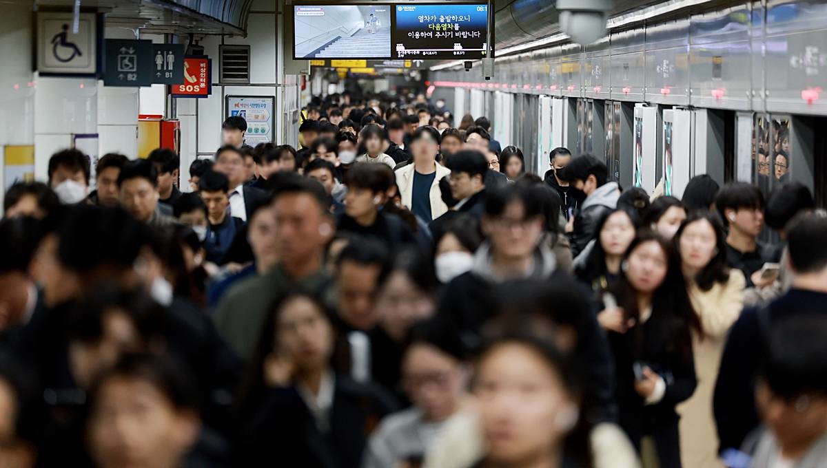 붐비는 지하철···기름값 상승에 대중교통 이용량 증가 / 뉴스1