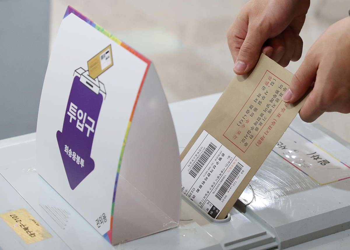 제21대 대통령선거 사전투표 첫날인 2025년 5월 29일 오후 대구 북구 관음동 어울아트센터에 마련된 사전투표소에서 육군 50사단 장병들이 소중한 한표를 행사하고 있다. / 뉴스1