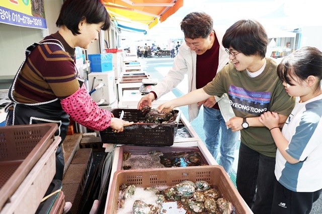 마량놀토시장이 관광객들로 북적이고 있다. / 강진군