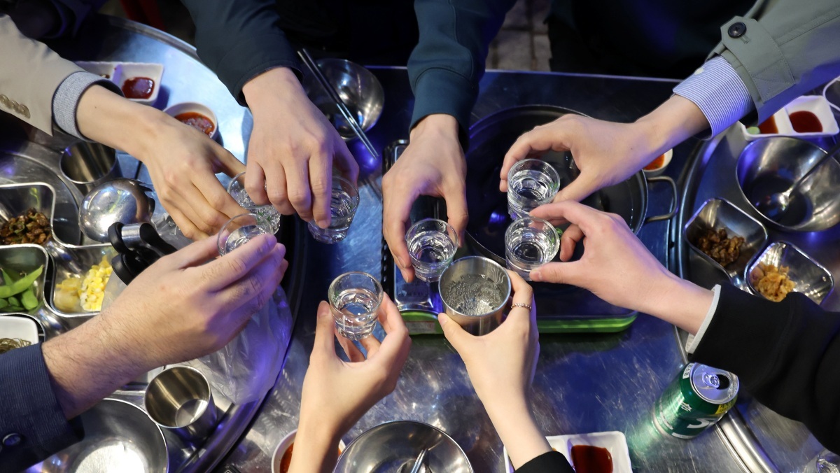 요즘 술자리 줄었다더니…통계 보니 한국인 ‘이 습관’ 확 줄었다