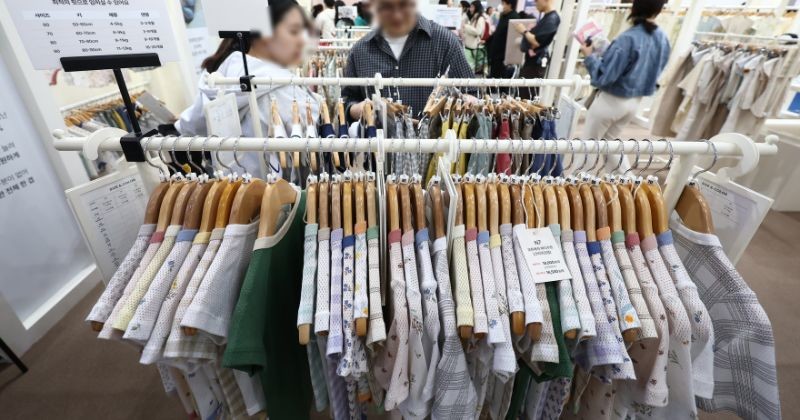 옷 가게 관람객들이 부스를 둘러보고 있다 / News 1