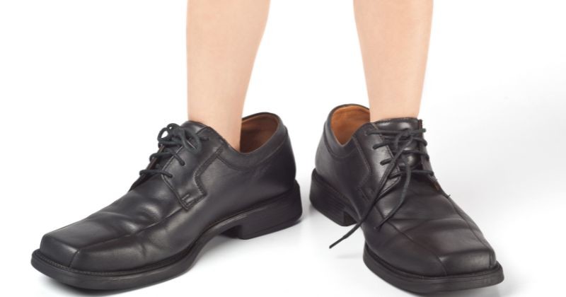 너무 큰 성인용 신발을 / 셔터스톡