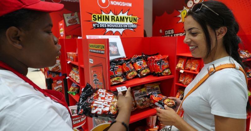 한 외국인이 한국 라면 코너에서 제품 설명을 듣고 있다. 한국 라면의 ‘매운맛’은 외국인들에게 새로운 도전으로 여겨진다. / 뉴스1
