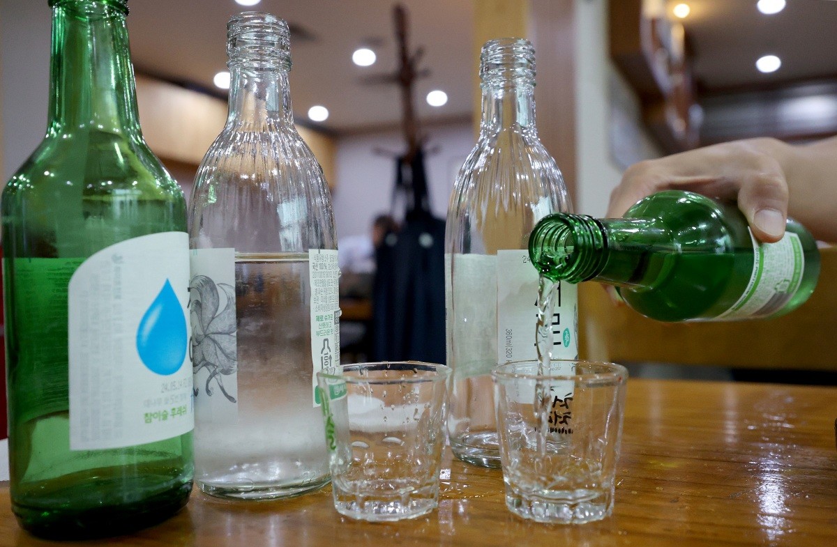 식당에서 판매되는 소주의 모습. 기사의 이해를 돕기 위한 사진 / 뉴스1