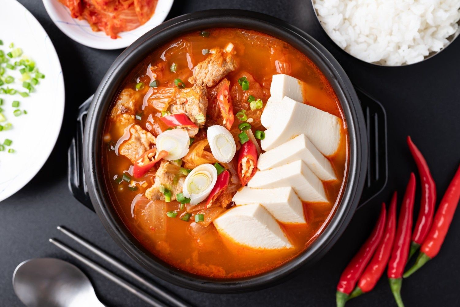 김치와 고추가 어우러진 대표적인 매운 한식 ‘김치찌개’. 한국인에게는 익숙한 맛이지만 외국인에게는 강한 자극으로 느껴지기도 한다. / 셔터스톡