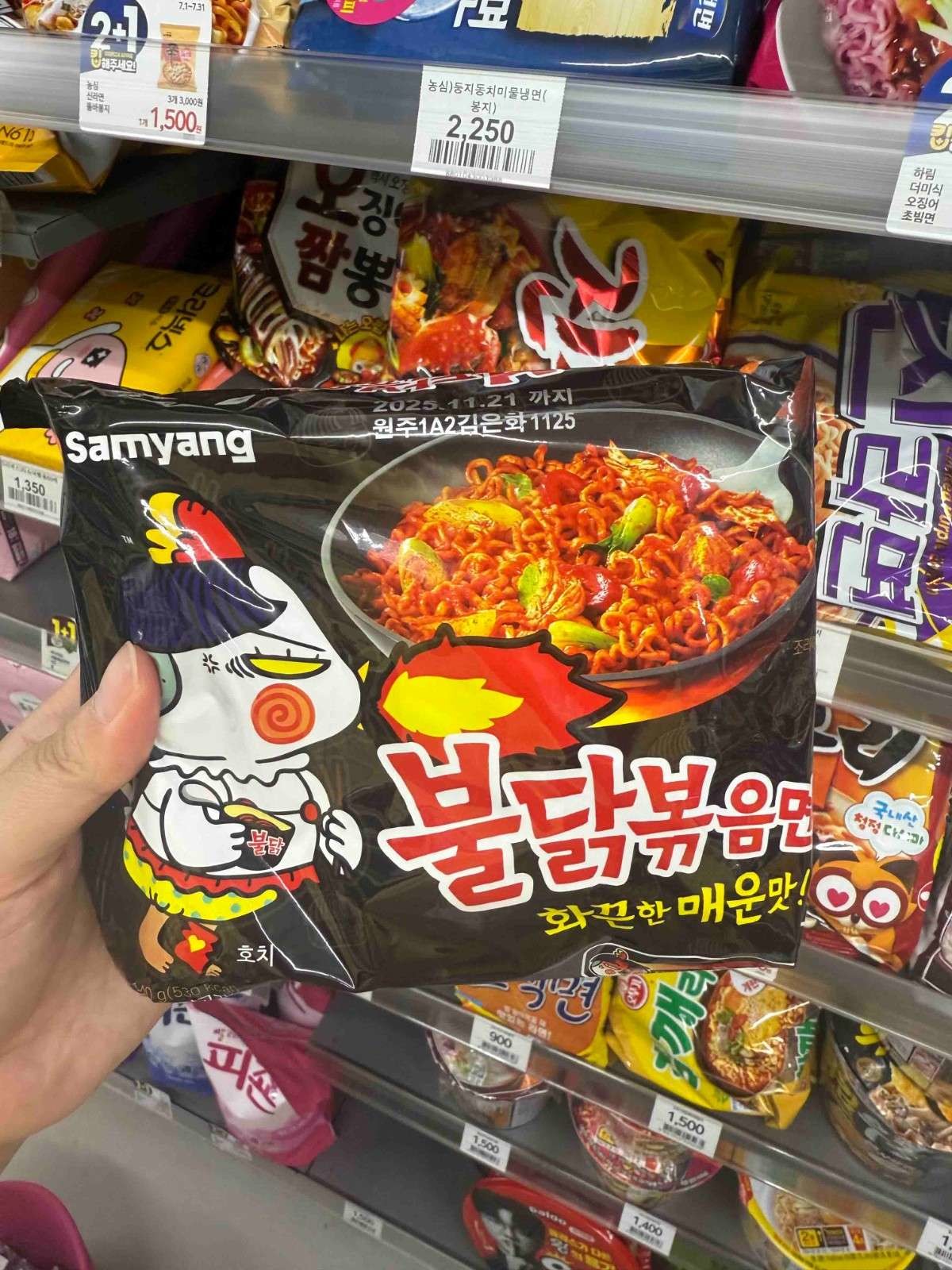 편의점에서 판매 중인 불닭볶음면. 불닭볶음면은 한국의 대표적인 매운맛 라면이다. / 촬영 = 위키트리
