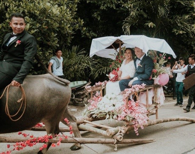 꽃으로 장식된 나무 썰매 신랑·신부, 물소가 끄는 이색 결혼식 장면 / 사진제공=필리핀 데일리 인콰이어러
