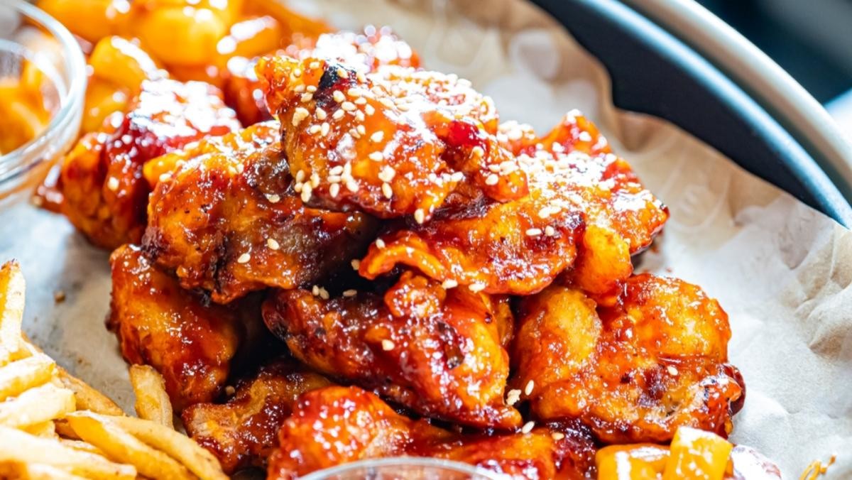 양념 치킨 자료사진 / KUROKAWA MOKU-shutterstock.com