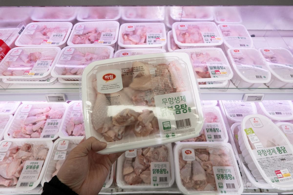 서울 시내 대형마트에 닭고기 등 육계 판매대 모습. / 연합뉴스