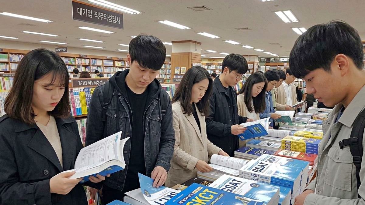 취업 서적 코너에 북적이는 모습. 기사 내용 토대로 AI툴 활용해 제작한 자료사진.