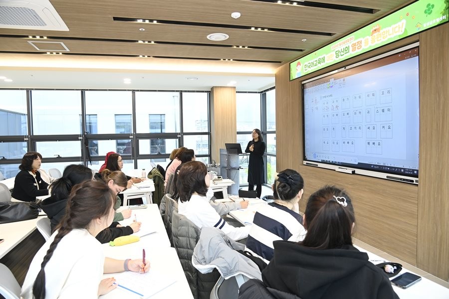 달성글로벌센터를 찾은 외국인 수강생들이 한국어 초급반 수업에 참여하고 있다. / 대구 달성군 제공