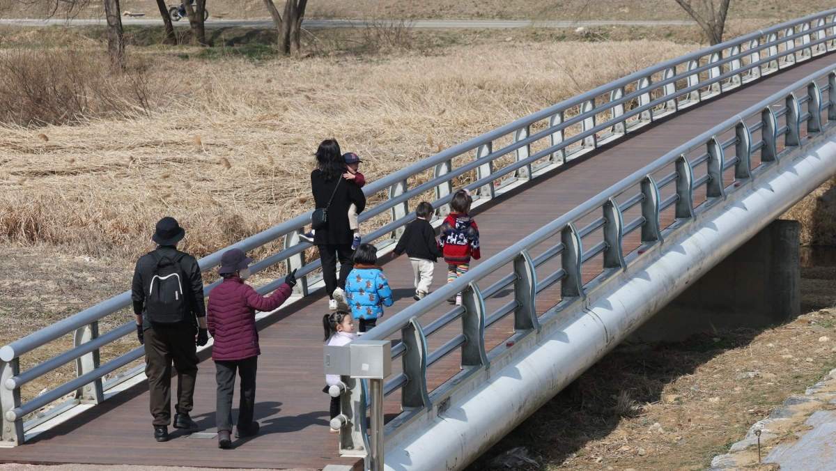 봄 산책 나선 시민들. 기사의 이해를 돕기 위한 사진 / 뉴스1