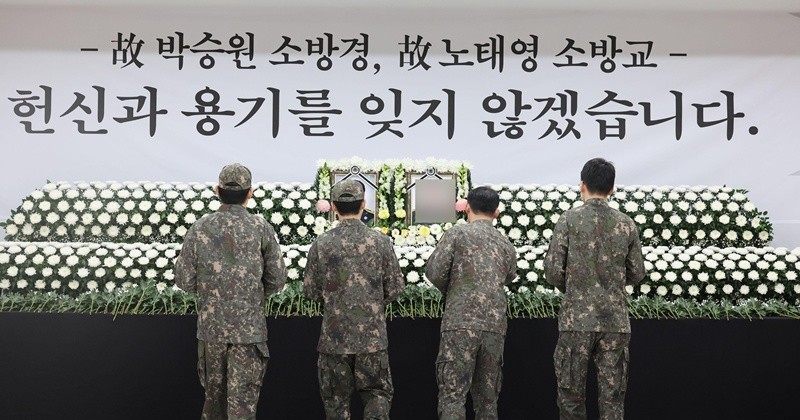 13일 오후 전남 완도문화예술의전당 1층에 마련된 합동분향소에 육군장병들이 냉동창고 화재 진화 중 순직한 소방관을 추모하며 묵념하고 있다. / 뉴스1