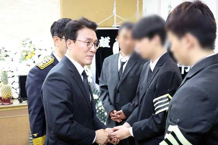 김민석 국무총리가 13일 오전 전남 완도군 완도읍의 한 장례식장을 찾아 화재현장에서 숨진 소방대원 빈소에서 유가족들과 이야기를 하고 있다. / 뉴스1